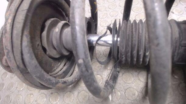 Foto: FEDERBEIN VORN LINKS eines Mazda 323 1.4i 16V