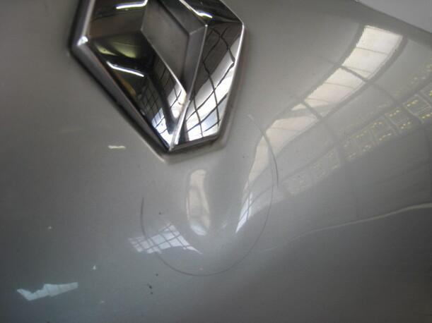 Foto: MOTORHAUBE eines Renault Laguna 1.8 16V