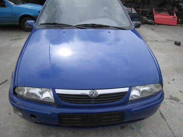Foto: MOTORHAUBE eines Mazda 121