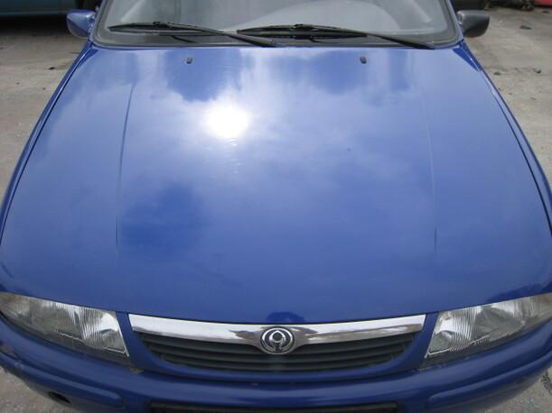 Foto: MOTORHAUBE eines Mazda 121