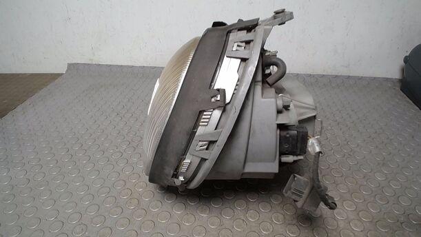 Foto: SCHEINWERFER LINKS eines Mercedes-Benz E 230