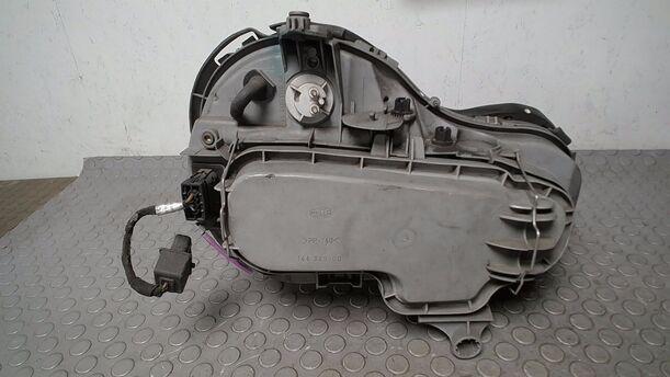 Foto: SCHEINWERFER LINKS eines Mercedes-Benz E 230