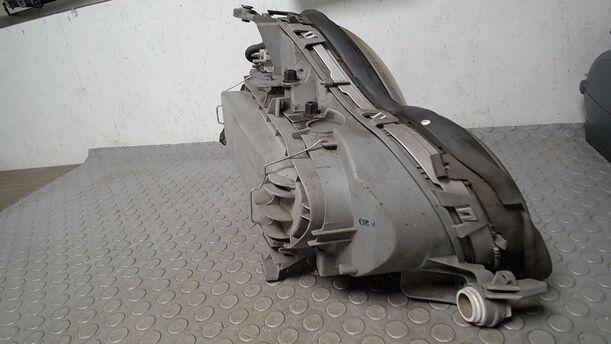 Foto: SCHEINWERFER LINKS eines Mercedes-Benz E 230