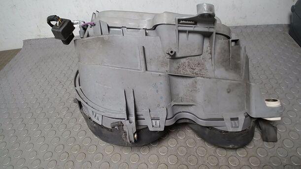 Foto: SCHEINWERFER LINKS eines Mercedes-Benz E 230