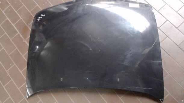 Foto: MOTORHAUBE eines Ford Fiesta