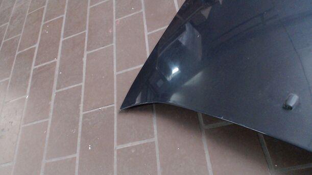Foto: MOTORHAUBE eines Ford Fiesta