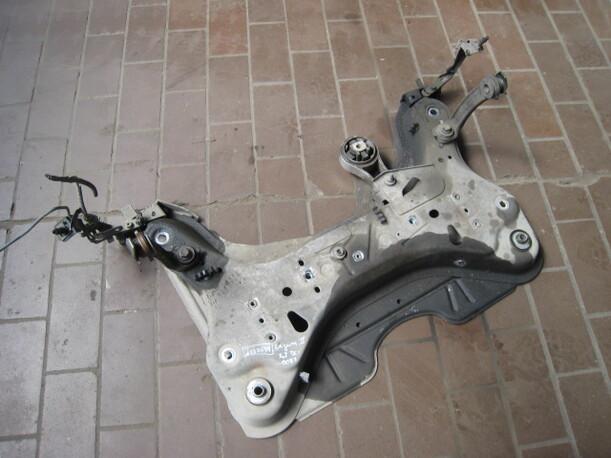 Foto: ACHSKÖRPER VORNE eines Renault Laguna Grandtour 2.2 dCi