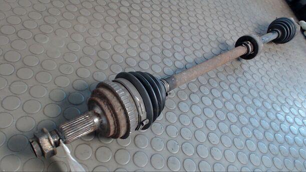 Foto: ANTRIEBSWELLE VORN LINKS eines Honda Civic 1.4i