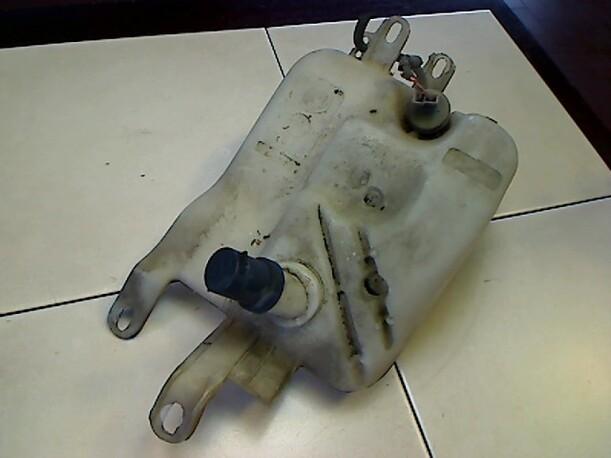 Foto: SCHEIBENWASCHBEHÄLTER MIT PUMPE eines Alfa Romeo 156 1.9 JTD S