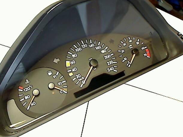 Foto: TACHOEINHEIT eines Mercedes-Benz E 240 T S