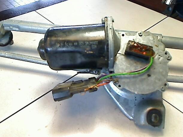 Foto: SCHEIBENWISCHERMOTOR VORN eines Opel Corsa 12V S
