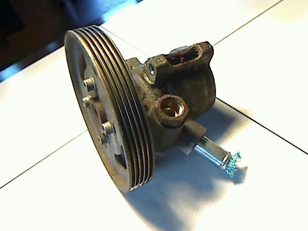 Foto: LENKGETRIEBEPUMPE eines Peugeot Partner Kombi 75