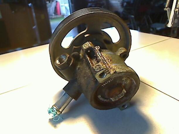 Foto: LENKGETRIEBEPUMPE eines Peugeot Partner Kombi 75