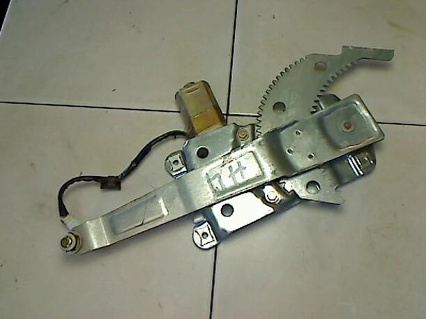 Foto: FENSTERHEBER HINTEN LINKS eines Mazda 323 S 1.6 S
