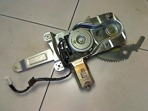 Foto: FENSTERHEBER HINTEN LINKS eines Mazda 323 S 1.6 S