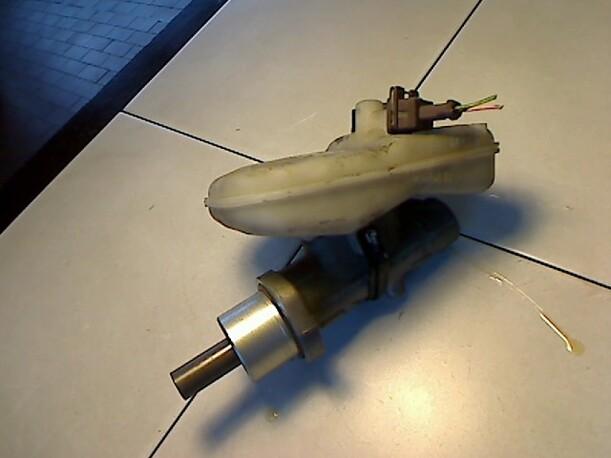 Foto: HAUPTBREMSZYLINDER eines Citroen Xsara Coupe 1.9 D
