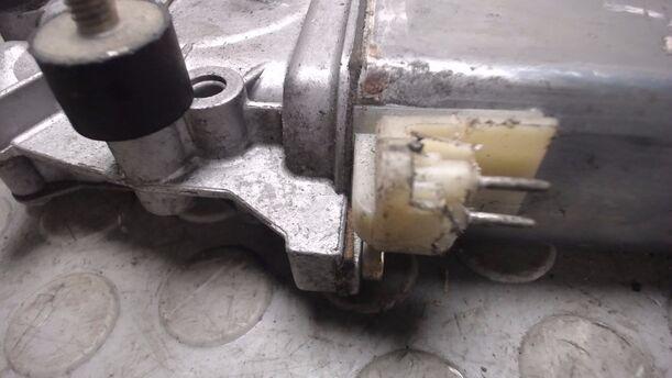 Foto: FENSTERHEBER ELEKTR. VORN RECHTS BESCHÄDIGT (5-Türer-) eines Ford Fiesta S