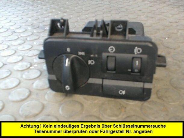 Foto: LICHTSCHALTER eines BMW 318i 70A 1C2