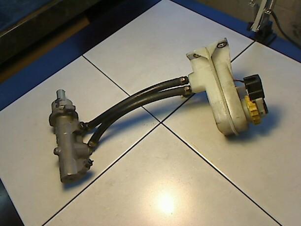 Foto: HAUPTBREMSZYLINDER eines Alfa Romeo 156 Sportwagon 2.0 JTS S