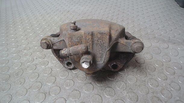 Foto: BREMSSATTEL VORN LINKS eines Nissan Primera S