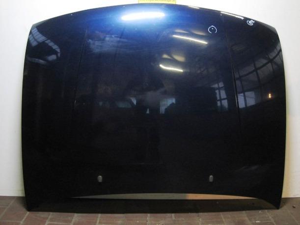 Foto: MOTORHAUBE eines Mazda 121 S