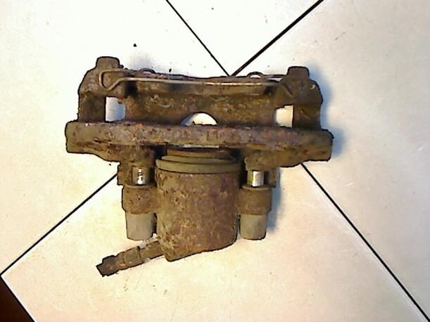 Foto: BREMSSATTEL VORN RECHTS eines Mazda 121 S