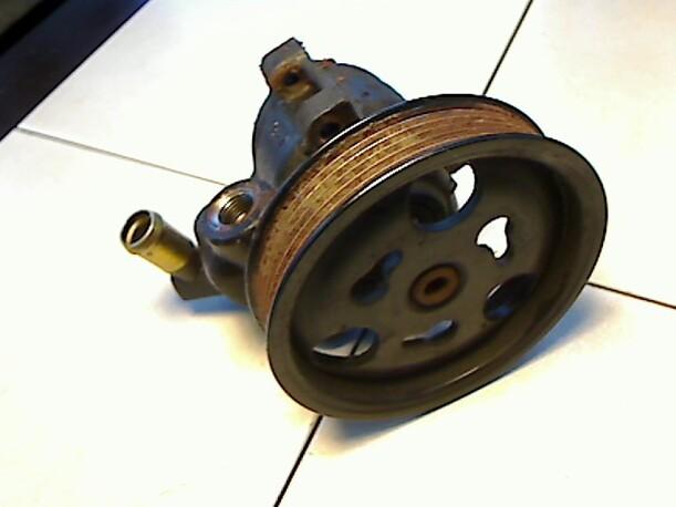 Foto: LENKGETRIEBEPUMPE eines Mazda 121 S