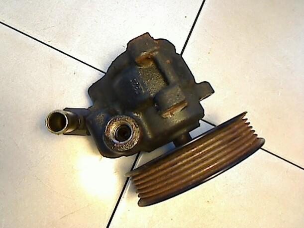 Foto: LENKGETRIEBEPUMPE eines Mazda 121 S