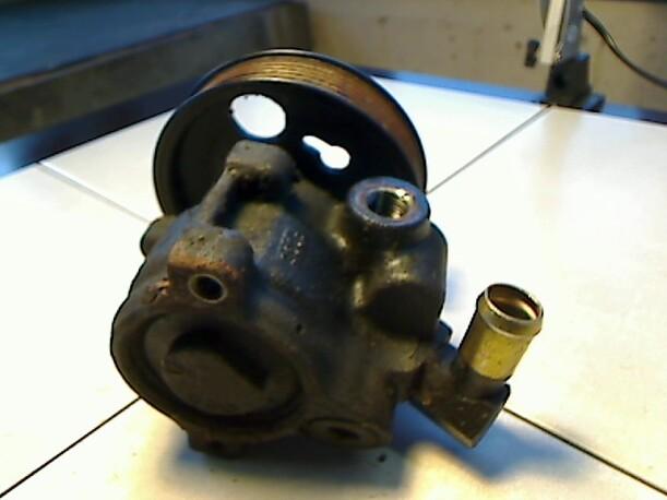 Foto: LENKGETRIEBEPUMPE eines Mazda 121 S