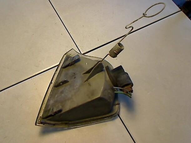 Foto: BLINKER / BLINKLEUCHTE RECHTS eines Peugeot 405 Break S