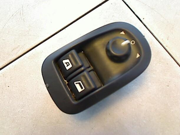 Foto: FENSTERHEBERSCHALTER eines Peugeot 206 75