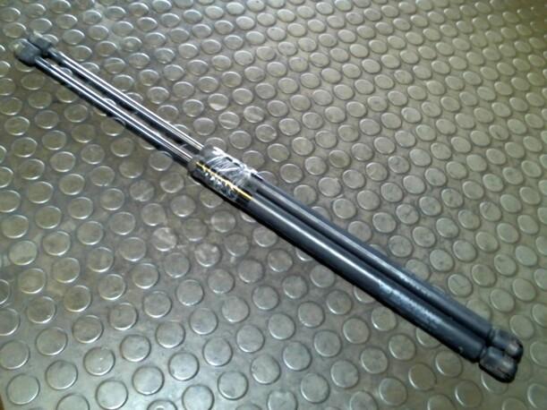 Foto: HECKKLAPPENDÄMPFERPAAR eines Peugeot 406 Break CD