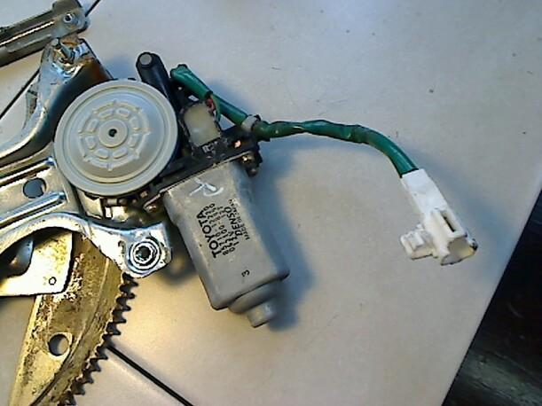 Foto: FENSTERHEBER ELEKTR. VORN RECHTS (2/3-TÜRER) eines Toyota Corolla 1.4