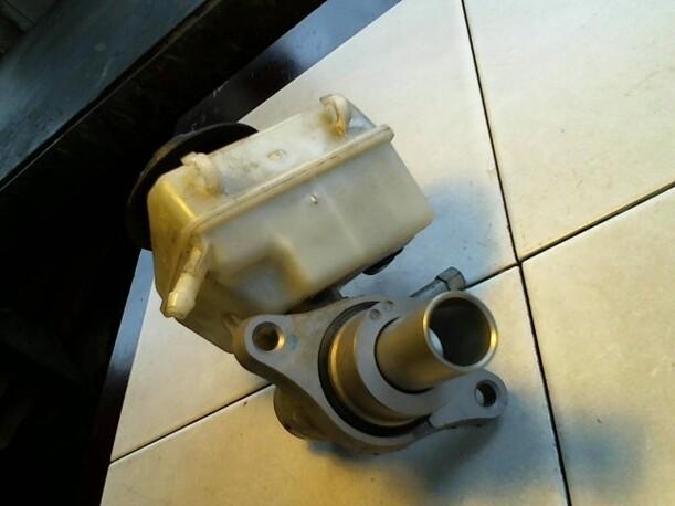 Foto: HAUPTBREMSZYLINDER eines Opel Zafira 2.0 Turbo