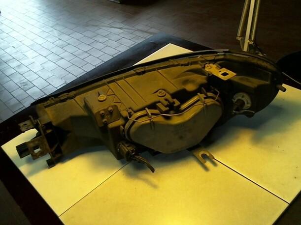 Foto: SCHEINWERFER RECHTS eines Ford Mondeo Turnier 16V