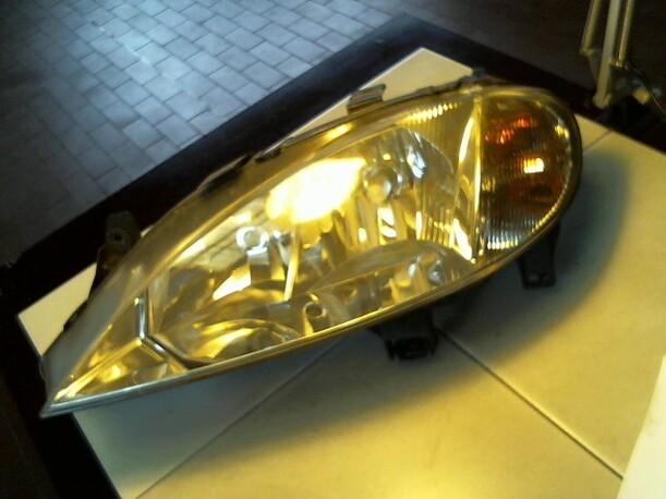 Foto: SCHEINWERFER LINKS eines Renault Megane 1.4