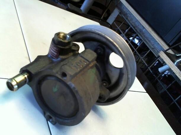 Foto: LENKGETRIEBEPUMPE eines Renault Megane 1.4