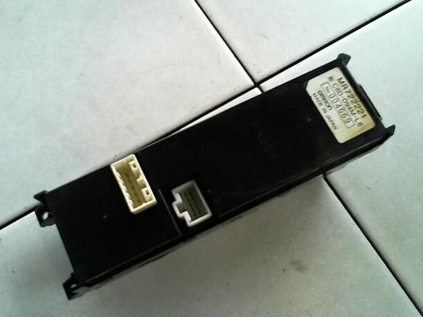 Foto: FENSTERHEBERSCHALTER eines Mitsubishi Galant 1800