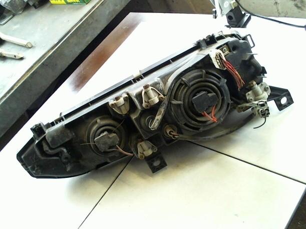 Foto: SCHEINWERFER RECHTS eines Mitsubishi Galant 1800