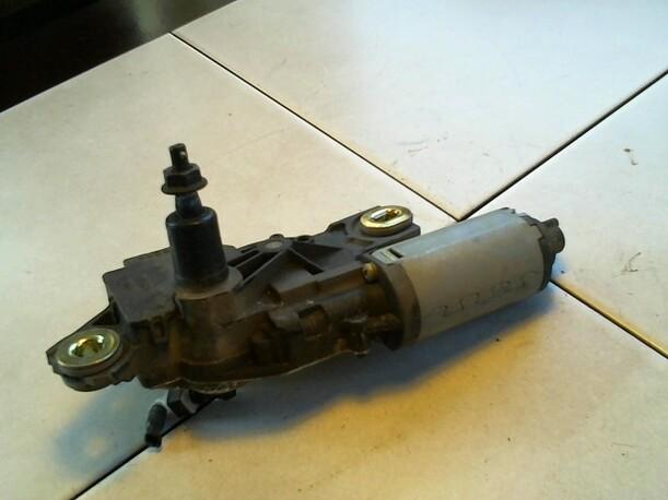 Foto: SCHEIBENWISCHERMOTOR HINTEN eines VW Caddy 2.0 SDI