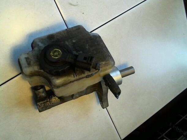 Foto: HAUPTBREMSZYLINDER eines VW Caddy 2.0 SDI