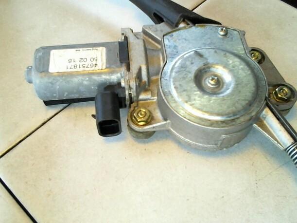 Foto: FENSTERHEBER ELEKTR. VORN LINKS (2/3-TÜRER) eines Alfa Romeo 147 1.6 Twin Spark