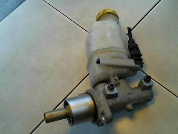 Foto: HAUPTBREMSZYLINDER eines Alfa Romeo 147 1.6 Twin Spark