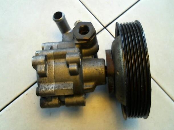 Foto: LENKGETRIEBEPUMPE eines Alfa Romeo 147 1.6 Twin Spark
