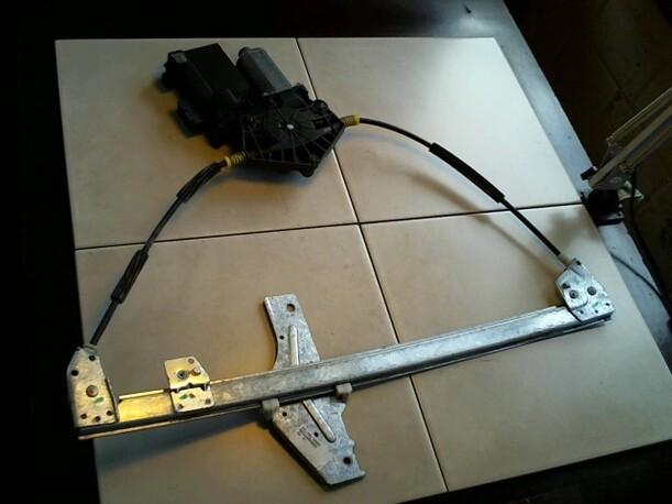 Foto: FENSTERHEBER ELEKTR VORN RECHTS  (4/5-TÜRER) eines Peugeot 307 110
