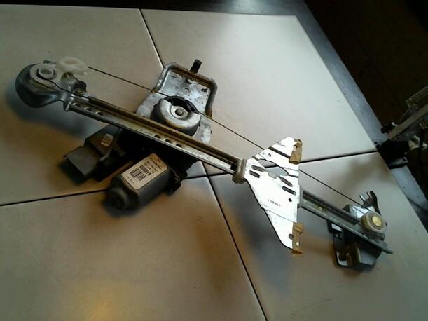 Foto: FENSTERHEBER ELEKTR. HINTEN LINKS eines Peugeot 307 110