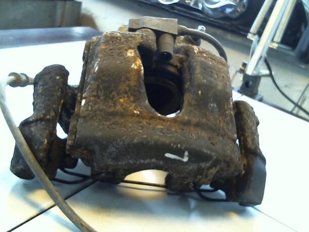 Foto: BREMSSATTEL VORN LINKS eines Mercedes-Benz E 240