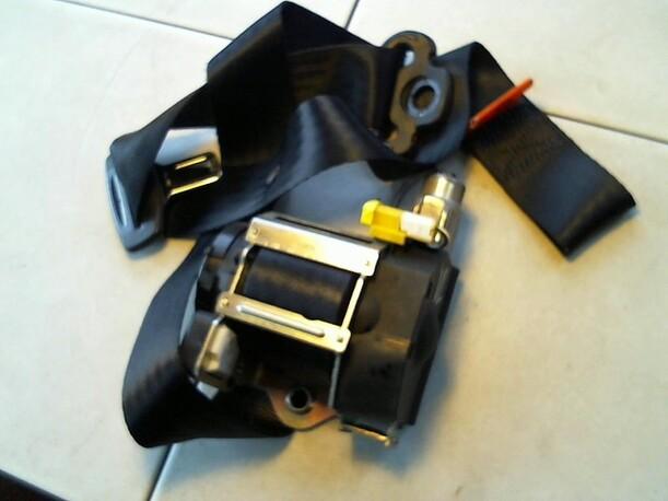 Foto: SICHERHEITSGURT VORN LINKS (2/3-TÜRER) eines Alfa Romeo 147 1.6 Twin Spark
