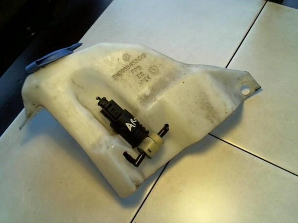 Foto: SCHEIBENWASCHBEHÄLTER eines Seat Arosa 1.0 MPI