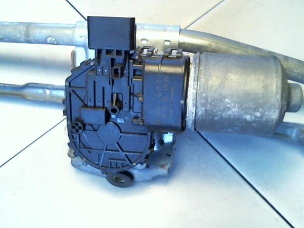 Foto: SCHEIBENWISCHERMOTOR VORN eines Citroen C5 Kombi 3.0 V6